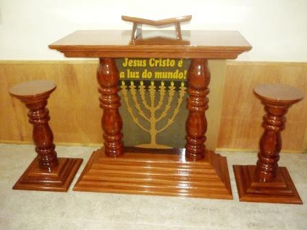 PÚLPITO E COLUNAS DECORATIVAS